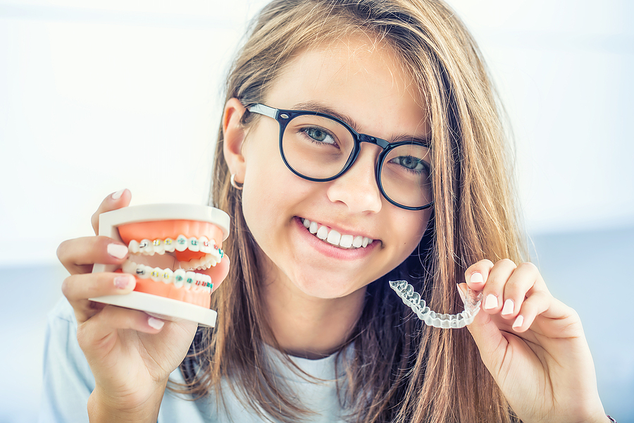 Dental Implants vs Dentures: What’s Right for You?